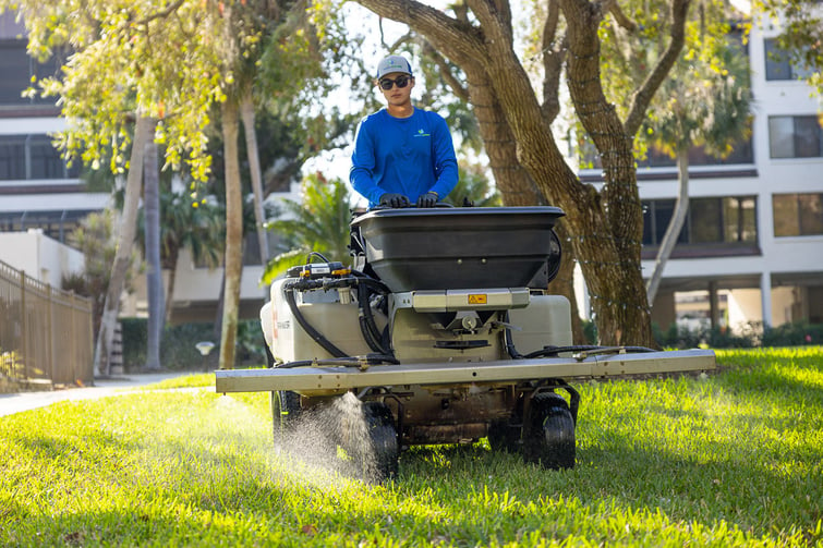 commercial lawn care technician 3