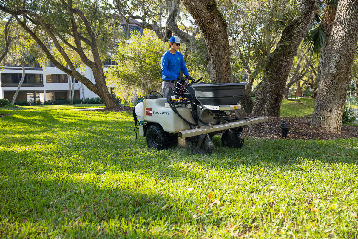 commercial lawn care technician 6