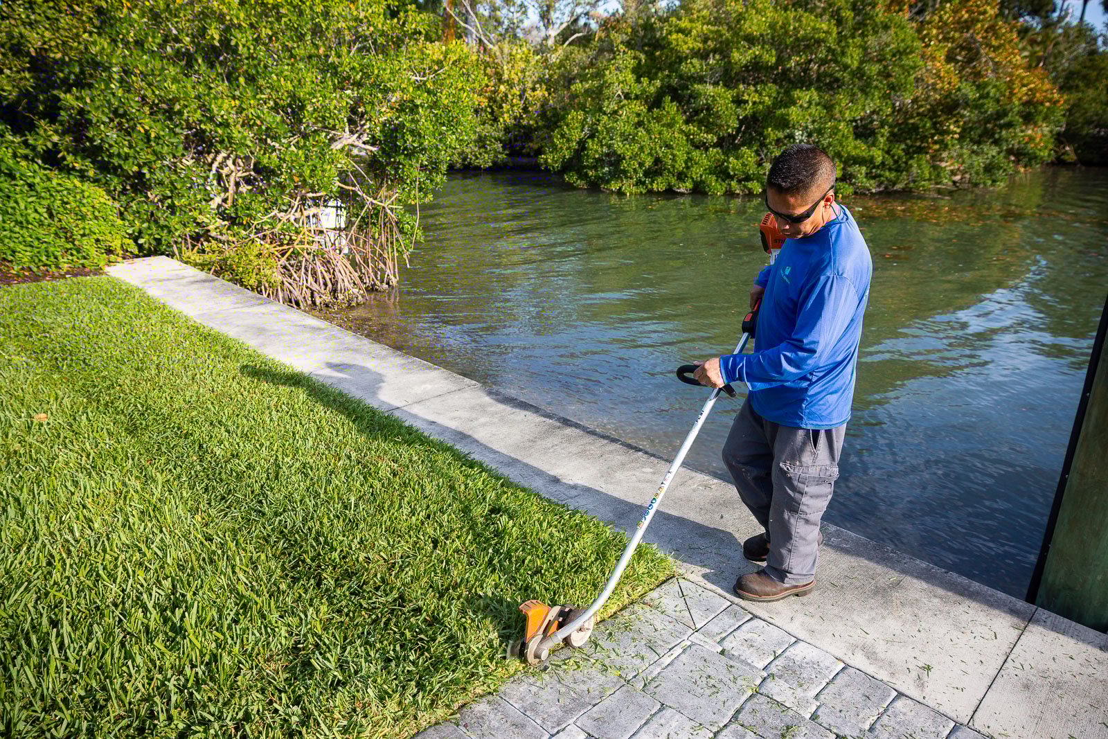 landscape maintenance crewedging in yard