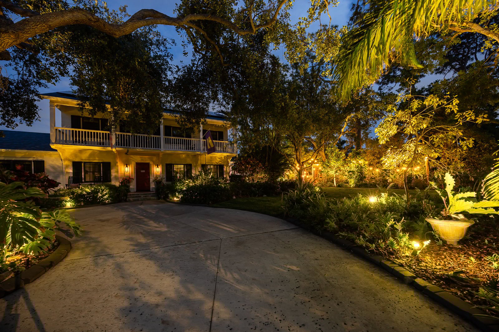 front of house landscape lighting 