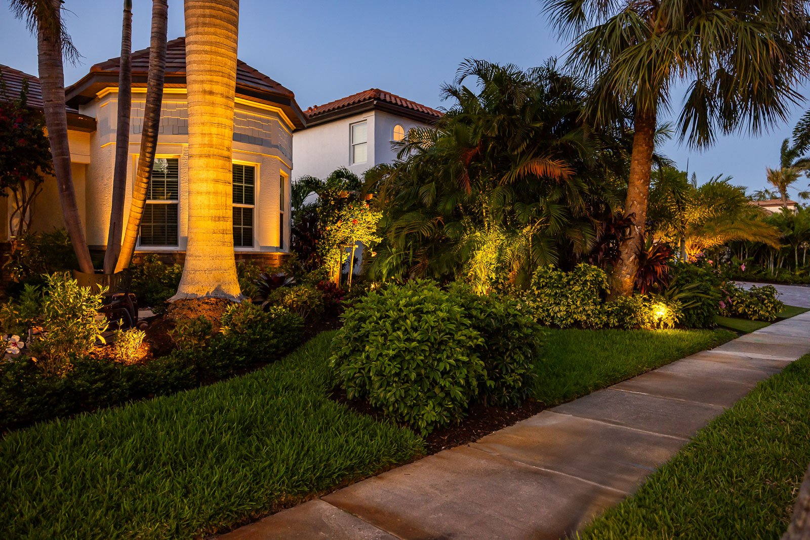 outdoor lighting landscape beds front of house 5-1
