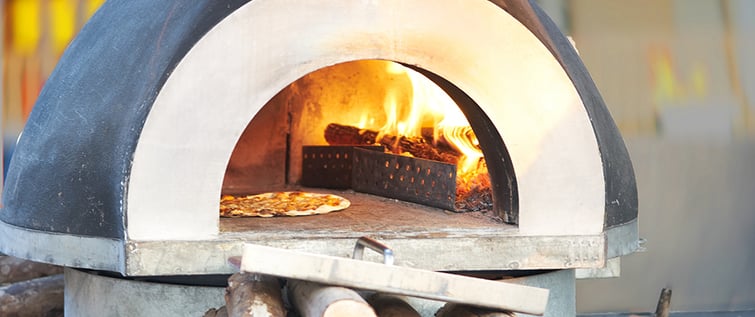 content-pizza-oven-for-an-outdoor-kitchen-area