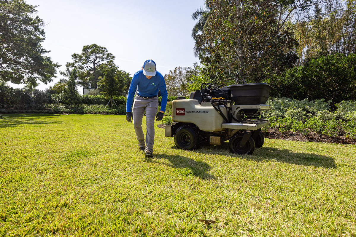residential lawn care technician fertilization 4