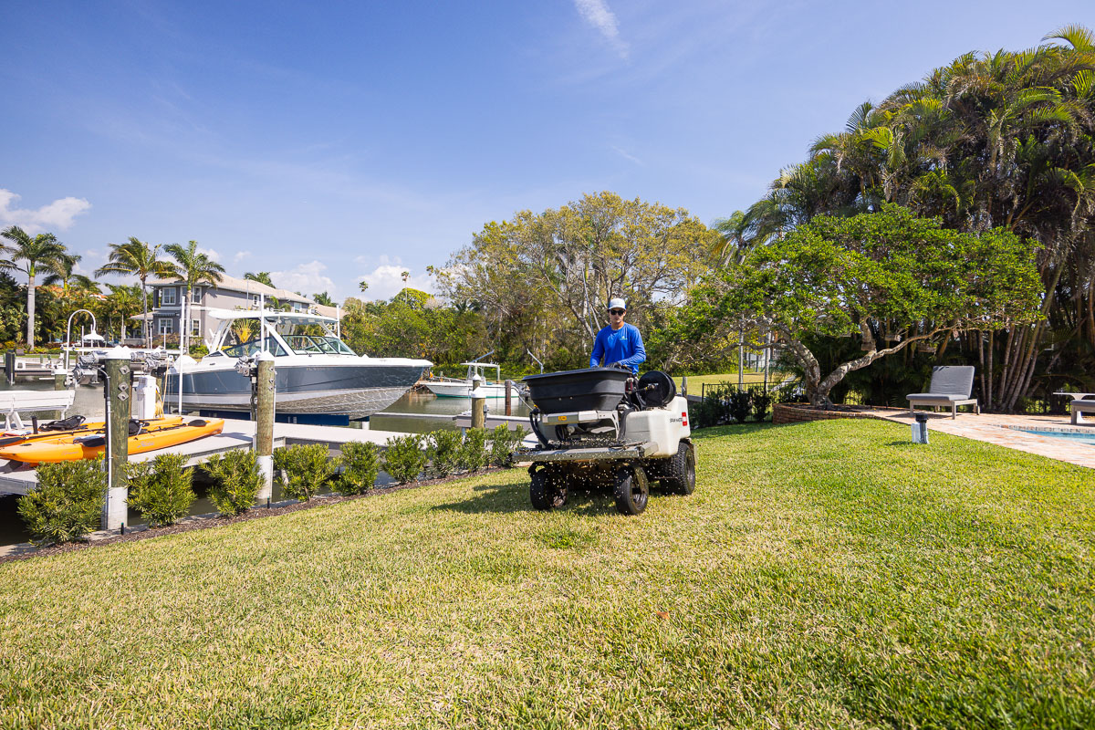 residential lawn care technician fertilization 9